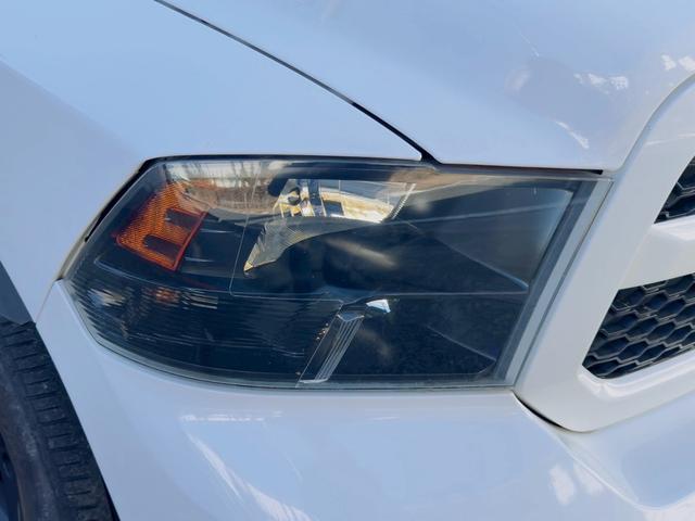 ダッジ・ラム 　４ＷＤ　積載３００ｋｇ　ナビ　サイドステップ　クルーズコントロール　オートライト　オートエアコン　ステアリングスイッチ　フロントフォグライト　トノカバー付き（4枚目）