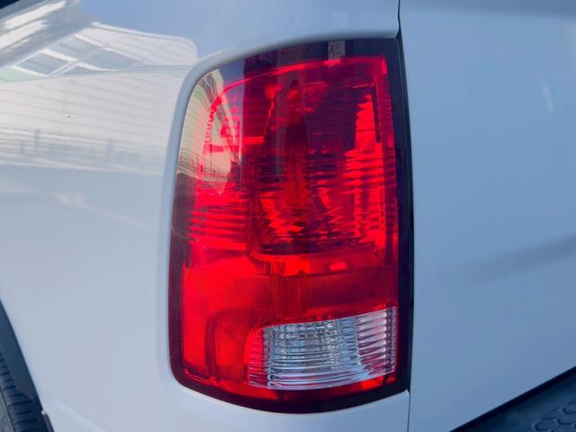 ダッジ・ラム 　４ＷＤ　積載３００ｋｇ　ナビ　サイドステップ　クルーズコントロール　オートライト　オートエアコン　ステアリングスイッチ　フロントフォグライト　トノカバー付き（12枚目）