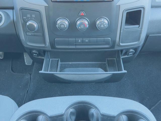 ダッジ・ラム 　４ＷＤ　積載３００ｋｇ　ナビ　サイドステップ　クルーズコントロール　オートライト　オートエアコン　ステアリングスイッチ　フロントフォグライト　トノカバー付き（40枚目）