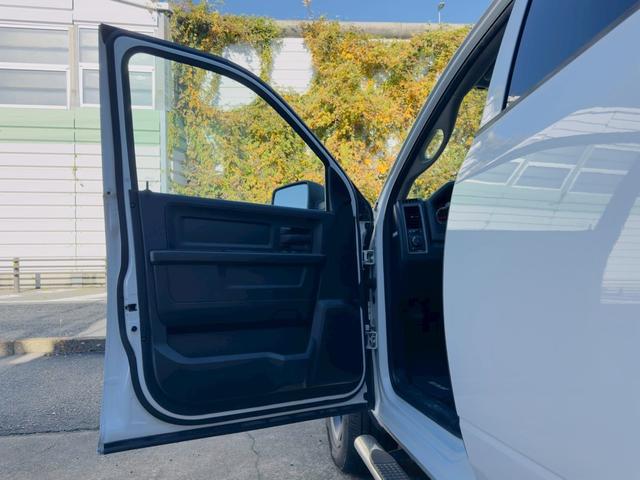 ダッジ・ラム 　４ＷＤ　積載３００ｋｇ　ナビ　サイドステップ　クルーズコントロール　オートライト　オートエアコン　ステアリングスイッチ　フロントフォグライト　トノカバー付き（68枚目）