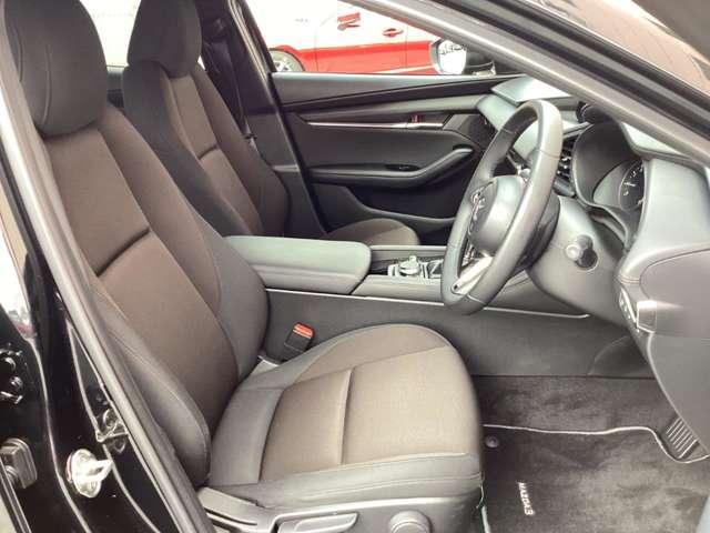 �������p���ŉ^�]�ł���悤�ɑ̊��̍������������肳������悤�f�U�C������Ă���V�[�g�ł��B�f�ށA�V�[�g�`����������邱�ƂŃt�B�b�g�������߂A�D�ꂽ���K�����������Ă��܂��B