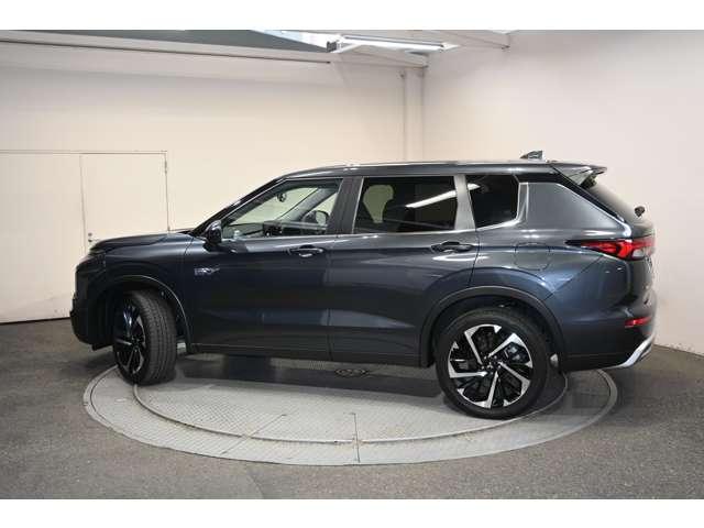 アウトランダーＰＨＥＶ Ｇ　ＬＥＤヘッド　コーナーセンサー　オートクルーズ　Ｐシート　アルミホイール　バックカメラ　４ＷＤ　キーレス　寒冷地使用　メモリーナビ　エアバッグ　スマートキー　アイドリングストップ　ナビ＆ＴＶ（4枚目）