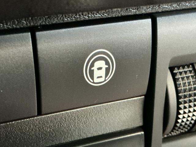 車線逸脱警報です。運転者が意図せずに走行車線から逸脱しそうな場合に警報によって注意を促してくれます。