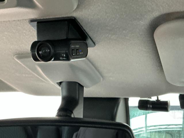 車室内カメラによる車内および車側面の撮影記録が駐車時の安心を高め、走行中の幅寄せ対策や後方撮影（リヤガラス越し）にも対応しています。ＬＥＤ点灯と、セキュリティラベルは、駐車中の盗難防止に役立ちます。