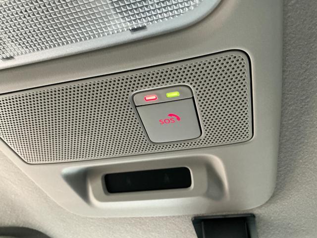 急病時や危険を感じた時には、写真のＳＯＳコールスイッチを押してください。万が一の事故発生時には、エアバッグ展開と連動し自動通報されます。専門のオペレーターが警察や消防への連携をサポートします。