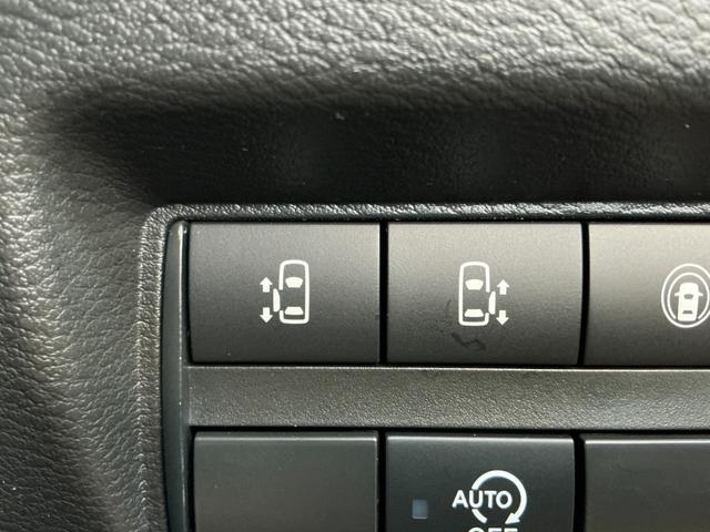 大人も子供もスムーズに出入りできて、赤ちゃんのお世話もしやすい電動スライドドアを後席の“両側”に採用しました。インテリジェントキーを使って、遠隔でドアの開閉も可能です。