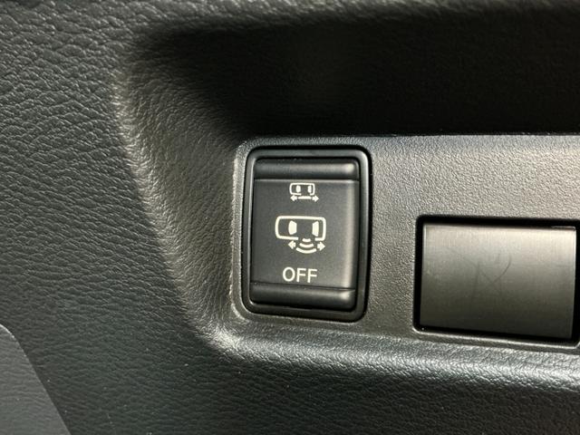 キック動作で操作可能なオートスライドドアです。両手が荷物でふさがっていても、インテリジェントキーをバッグやポケットに入れたまま、リアドアの下に足先を入れて引くだけで、ドアが自動で開閉します。