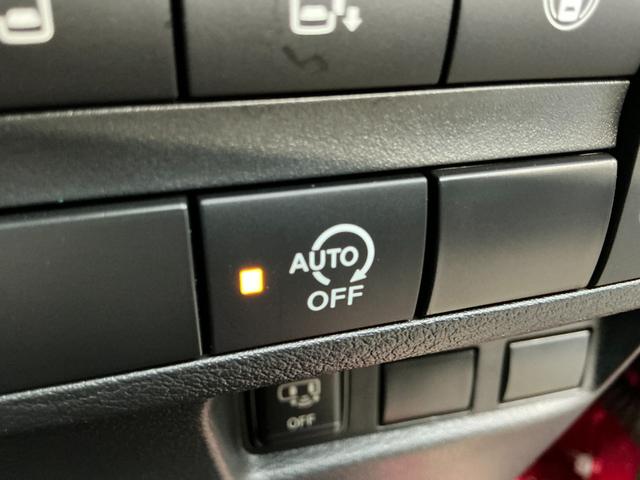 特別な操作が必要ないアイドリンストップが付いてます！信号待ちで自動的にエンジンが停止、ブレーキから足を離すとエンジンが始動して燃費向上に役立ってくれます！写真のスイッチでＯＦＦにすることも可能です