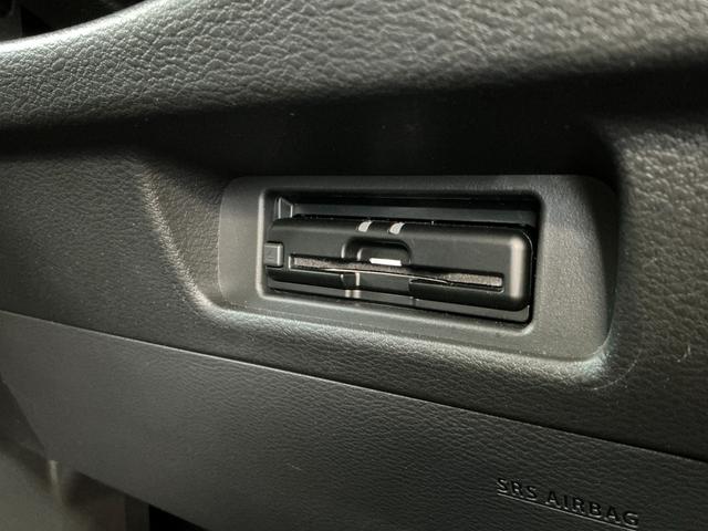 高速道路の料金所もスムーズに通過できるＥＴＣ。阪神高速はＥＴＣ使用時に距離料金でお得になります！ビルトインタイプですので、綺麗にスッキリ収まっています。多機能なＥＴＣ２．０ですよ！！