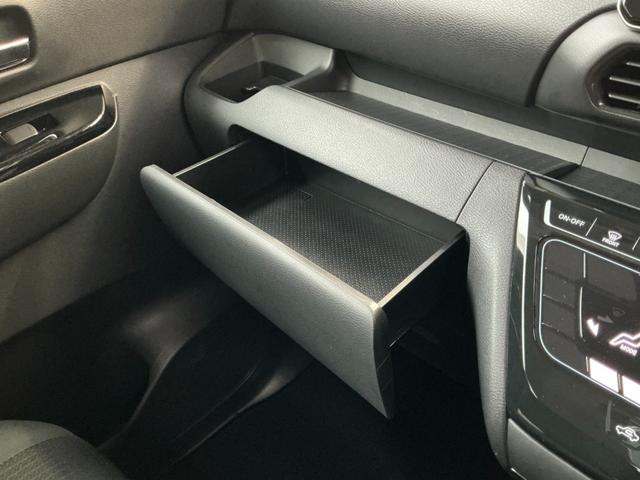 スリムタイプのティッシュボックスがスッポリ入るインストスライドボックスが付いています！コンパクトな軽自動車でもスッキリ整頓してドライブを楽しんでいただけますね！