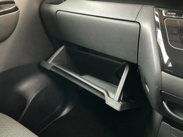 大事な書類を保管しておける大容量グローブボックスの他、多数の収納スペースが付いています。車内をスッキリ綺麗に出来ますね。