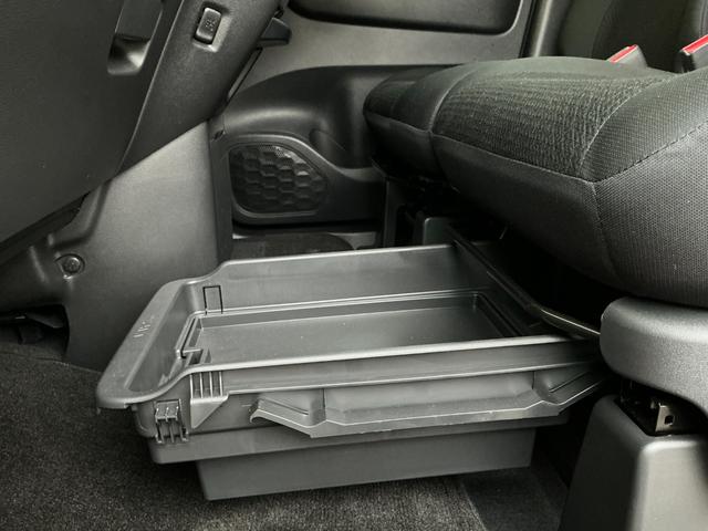 助手席シートの下にも収納スペースがあります！靴を入れておくと、サンダルやピンヒールなど運転に不向きな靴で出かける時も困らないですね！