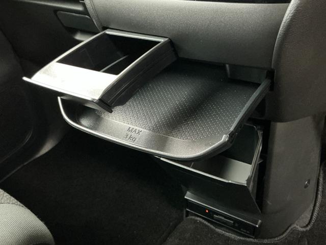 ちょっとした小物を置くのに便利でちょうどいい、インストセンタートレイです。車内で小物が散らばらないように整頓がしやすいですね。