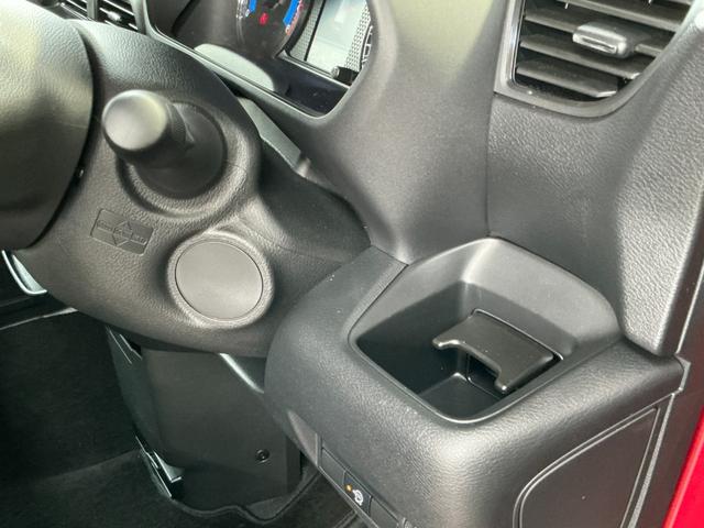 エアコンの吹き出し口の下にあるカップホルダーです。飲み物以外にも小物入れとして使えます！ドリンクを取りやすい場所にありますので便利ですね！！