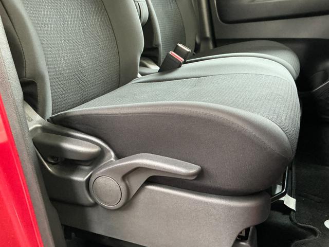 運転席シートは高さをラチェット式のレバーで調整します。女性の力でも簡単に変更することが可能です。ちょうどよいドライビングポジションで快適に運転していただけますね！！