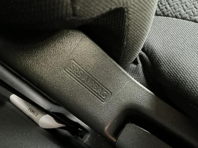 サイドエアバッグは側面衝突時に展開し、乗員を保護して重傷リスクを低減します。これにより運転者と前席の助手席の安全が向上し、安心なドライビング環境を提供します。