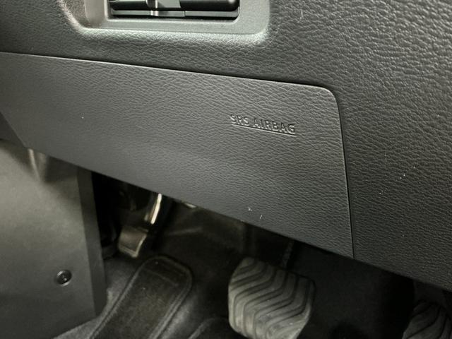 ニーエアバッグは衝突時にひざ下を保護。重大な怪我を防げる可能性が高まり、ドライバーの安全性を強化します。万が一の事故でも安心感を提供し、安全なドライブをサポートします。