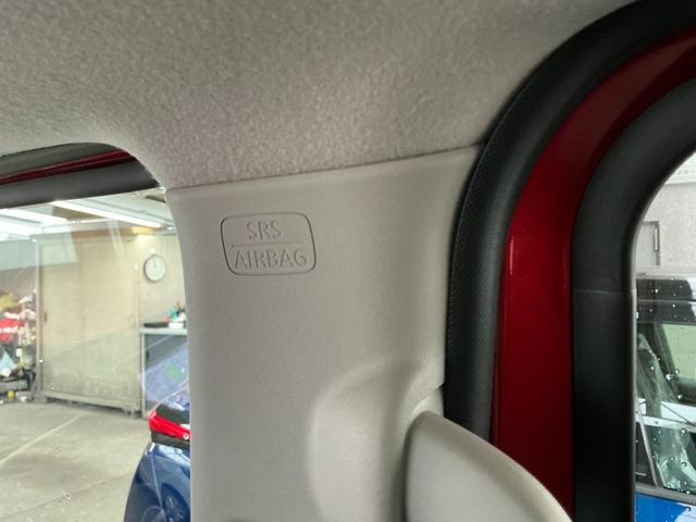 カーテンエアバッグは側面や頭部衝突時に展開し、乗員の頭や上半身を保護します。頭部や顔面の負傷リスクを低減しします。飛散物から乗員を保護し、衝突時の重大な負傷リスクを減らします。