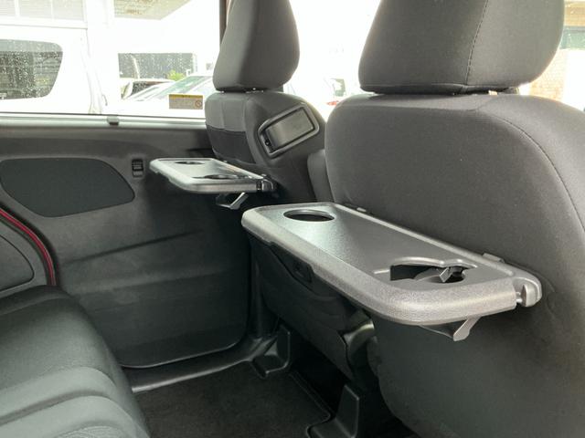 後部座席用のパーソナルテーブル（カップホルダー各２個、コンビニフック付、折りたたみ格納式）が付いております！大人も子供も長時間のドライブを飽きずに楽しく過ごせますね！