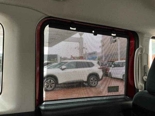 リアシートの窓にロールサンシェードが付いています！熱い夏や、日差しが眩しい時にサッと取り出せます。お子様の睡眠を妨げることも防げるので安心ですね！