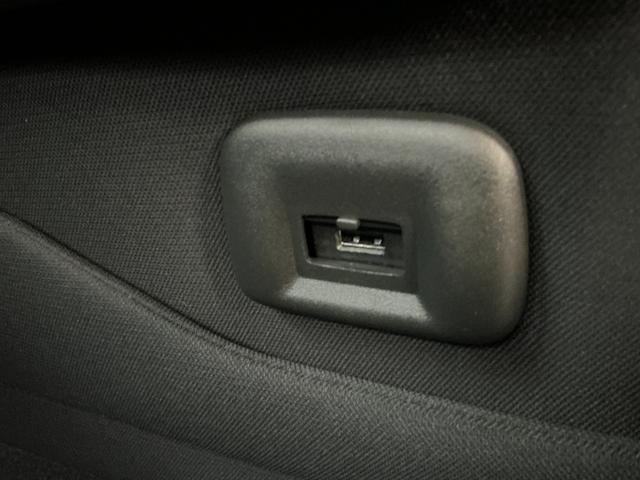 助手席シートバック部にＵＳＢ充電端子が付いています。後部座席の乗員がスマホなどの電子機器を充電しながらドライブを楽しんでいただけますよ！
