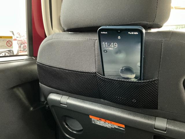 助手席シートの右肩口に助手席を倒すレバーを装着。運転席からワンタッチで簡単に操作できるので、助手席を倒して運転席に座ったまま、後席のお子さまをケアすることができます。