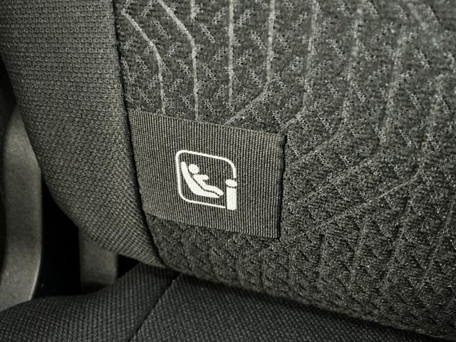 ＩＳＯ　ＦＩＸ対応のリヤシートです！対応するチャイルドシートを車体に固定。取り付けミスを防ぎ、子供の安全性を高めます。安心の子供乗車を可能にし、家族全員のドライブをサポートしてくれます。