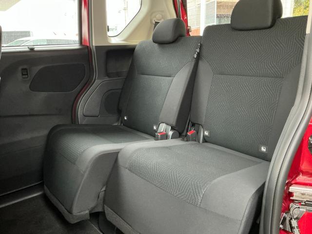 リアシートは左右別々でスライドできてさらにこちらも左右別々でリクライニングまで出来ます。後部座席でも大人２人がゆったり乗れます。