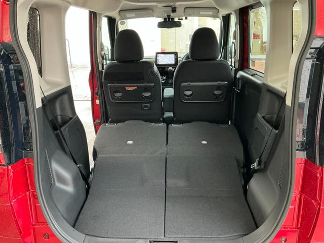 後部座席を両方倒していただくと大きな荷物も積み込むことが出来ます！軽自動車でも多数の荷物を積んで持っていくことが出来ますね！