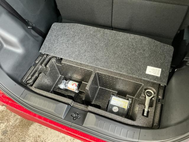 ラッゲージルーム下部にパンク修理キットがあります。もしもの際にお使いになってくださいね。