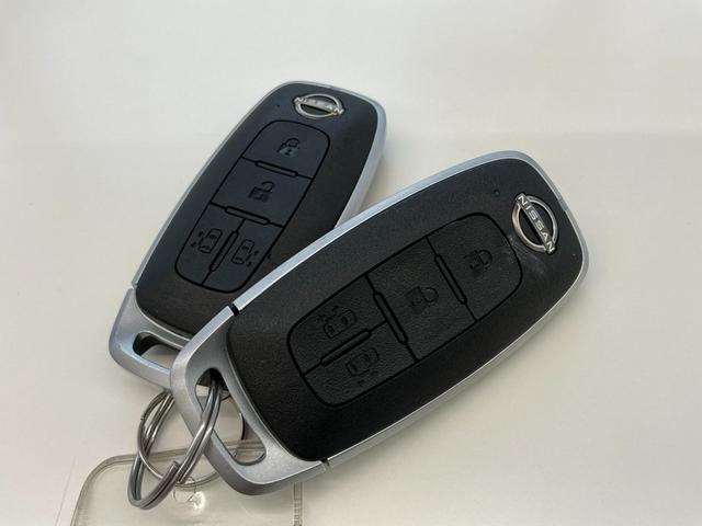 ドアロックの開閉やエンジンスタート・スライドドアの操作もボタンひとつで可能なインテリジェントキーです。雨の日やお買い物で荷物をたくさん持っている時にとても役立ちますよ！