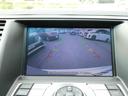 シフトレバーを「R」に入れると、自動的に車両後方がカラーでモニターに表示されます。目安線も表示され、さらにハンドルを切ると予測進路も表示されるので、分かりやすいですね!さらに見えにくい左前もカメラが!