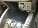 シフトレバーの前にも収納スペースがございます!USB充電端子もあるので、スマホをおいて充電するときなどに便利ですね!!