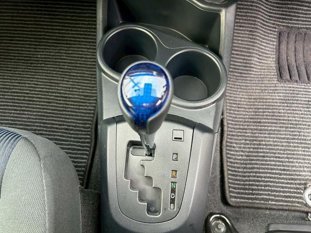 アクア Ｓ　ドライブレコーダー　ＥＴＣ　バックカメラ　ナビ　レーンアシスト　衝突被害軽減システム　オートマチックハイビーム　キーレスエントリー　アイドリングストップ　電動格納ミラー　ＣＶＴ　衝突安全ボディ　ＡＢＳ（7枚目）