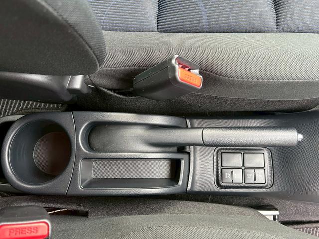 アクア Ｓ　ドライブレコーダー　ＥＴＣ　バックカメラ　ナビ　レーンアシスト　衝突被害軽減システム　オートマチックハイビーム　キーレスエントリー　アイドリングストップ　電動格納ミラー　ＣＶＴ　衝突安全ボディ　ＡＢＳ（8枚目）