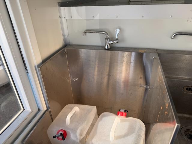 ボンゴトラック DX キッチンカー AT シンク、蛇口X3 パナソニック製冷蔵庫2機 リンナイ製業務用コンロ ルームエアコン 跳ね上げ式窓 ETC パワーウインドウ(11枚目)