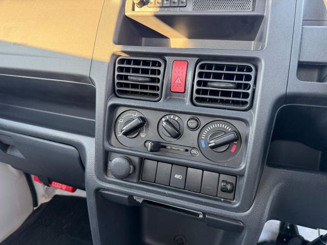 ＮＴ１００クリッパートラック ＤＸ　４ＷＤ　ＡＴ　エアコン　ＡＭ／ＦＭラジオ　エアバッグ　ＡＢＳ　パワーステアリング　黒ナンバー　事業用登録ＯＫ（12枚目）