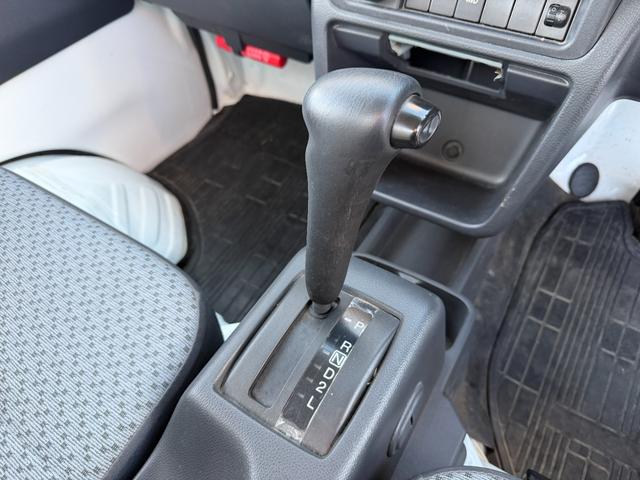 ＮＴ１００クリッパートラック ＤＸ　４ＷＤ　ＡＴ　エアコン　ＡＭ／ＦＭラジオ　エアバッグ　ＡＢＳ　パワーステアリング　黒ナンバー　事業用登録ＯＫ（13枚目）