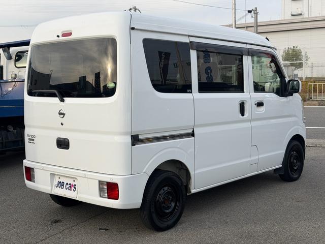 ＮＶ１００クリッパーバン ＧＸターボ　４ＡＴ　ナビ　フルセグテレビ　Ｂｌｕｅｔｏｏｔｈオーディオ　分割式リアシート　ボディ同色電格ミラー　全席パワーウインドウ　衝突軽減ブレーキ　オーバヘッドコンソール　黒ナンバー　事業用登録ＯＫ（6枚目）