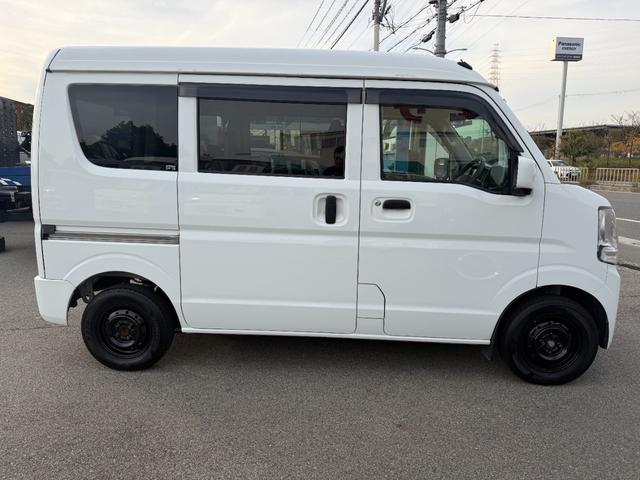 ＮＶ１００クリッパーバン ＧＸターボ　４ＡＴ　ナビ　フルセグテレビ　Ｂｌｕｅｔｏｏｔｈオーディオ　分割式リアシート　ボディ同色電格ミラー　全席パワーウインドウ　衝突軽減ブレーキ　オーバヘッドコンソール　黒ナンバー　事業用登録ＯＫ（7枚目）