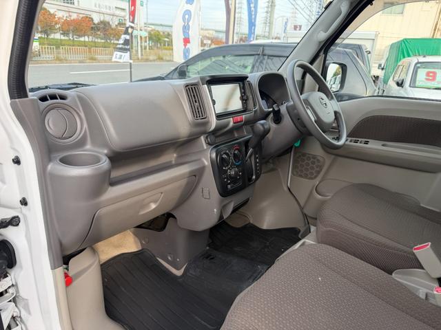ＮＶ１００クリッパーバン ＧＸターボ　４ＡＴ　ナビ　フルセグテレビ　Ｂｌｕｅｔｏｏｔｈオーディオ　分割式リアシート　ボディ同色電格ミラー　全席パワーウインドウ　衝突軽減ブレーキ　オーバヘッドコンソール　黒ナンバー　事業用登録ＯＫ（9枚目）