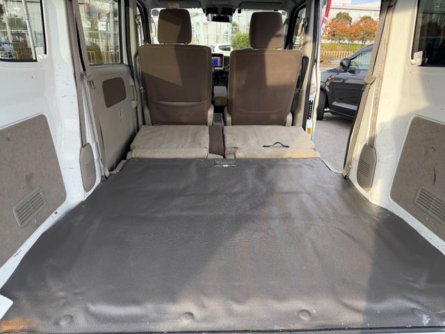 ＮＶ１００クリッパーバン ＧＸターボ　４ＡＴ　ナビ　フルセグテレビ　Ｂｌｕｅｔｏｏｔｈオーディオ　分割式リアシート　ボディ同色電格ミラー　全席パワーウインドウ　衝突軽減ブレーキ　オーバヘッドコンソール　黒ナンバー　事業用登録ＯＫ（12枚目）