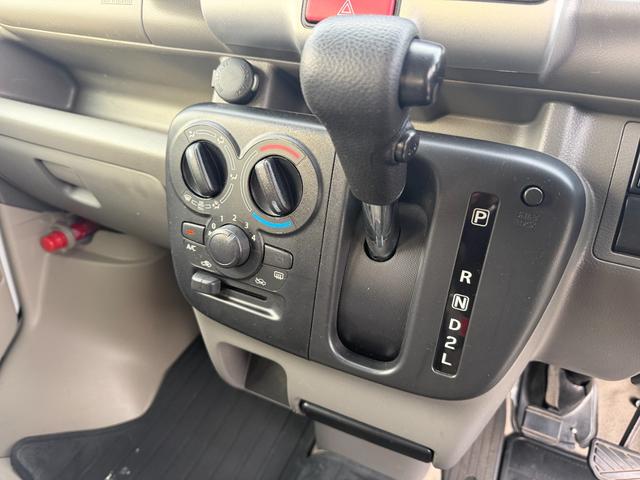 ＮＶ１００クリッパーバン ＧＸターボ　４ＡＴ　ナビ　フルセグテレビ　Ｂｌｕｅｔｏｏｔｈオーディオ　分割式リアシート　ボディ同色電格ミラー　全席パワーウインドウ　衝突軽減ブレーキ　オーバヘッドコンソール　黒ナンバー　事業用登録ＯＫ（16枚目）