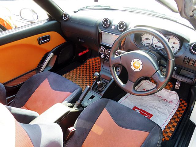 視界が広く運転しやすいように設計された運転席周り。運転が苦手なお客様でもこれなら安心ですね。