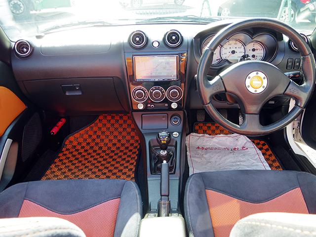 全体的に上品な内装。視認性の良いメーターパネルも良いですね。