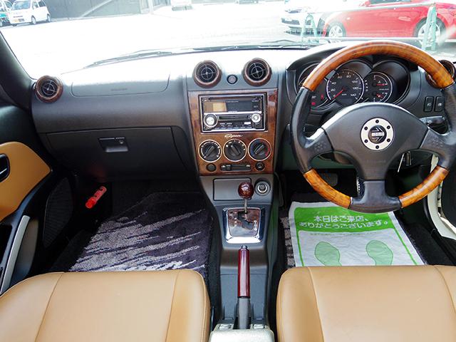 全体的に上品な内装。視認性の良いメーターパネルも良いですね。