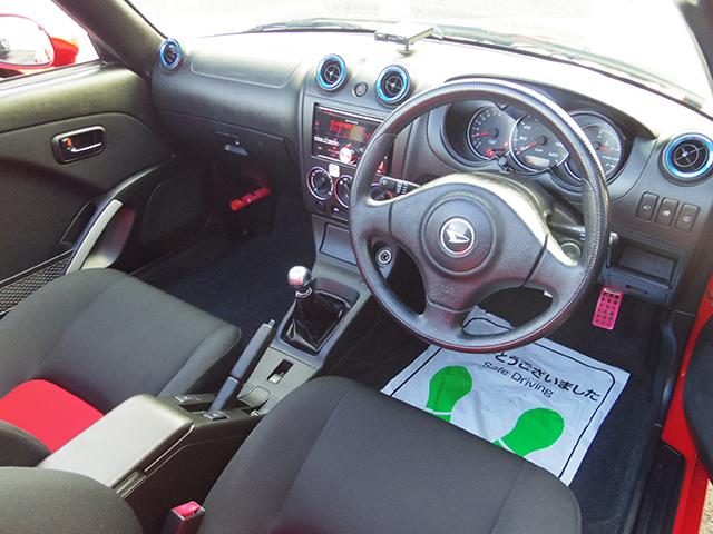 視界が広く運転しやすいように設計された運転席周り。運転が苦手なお客様でもこれなら安心ですね。