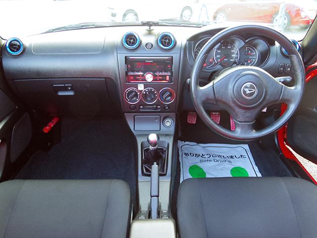 全体的に上品な内装。視認性の良いメーターパネルも良いですね。