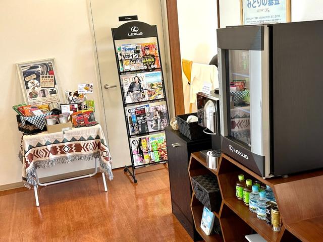 豊富な雑誌や展示物のご用意と美味しいコーヒーなどのドリンクを自由にお召し上がりください。