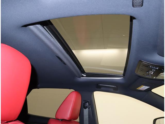 ＲＸ ＲＸ３００　Ｆスポーツ　パノラミックビューモニター　ムーンルーフ（チルト＆スライド式）　ホイールロックナット　フロアマット（タイプＦ）　ナンバーフレーム　ＦＳＰＯＲＴ専用本革／ＦＳＰＯＲＴ専用フレアレッド／レーザーカット本杢（4枚目）